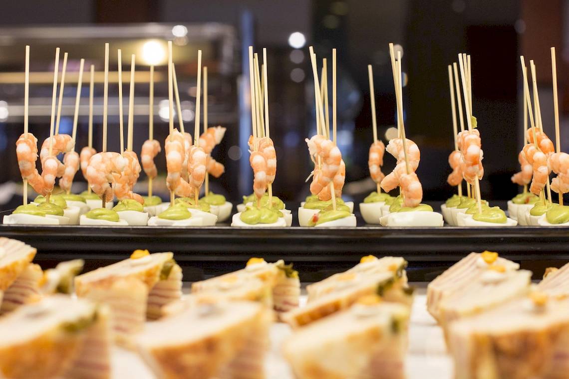 Buffet im Hipotels Flamenco mit Hummer-Spießen und Sandwiches.