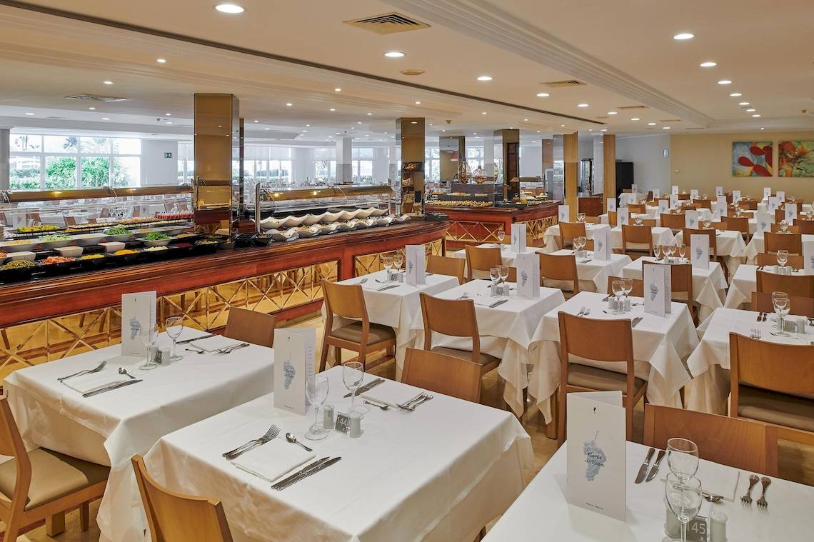 Restaurant des Hipotels Flamenco mit vielen gedeckten Tischen und Buffets.