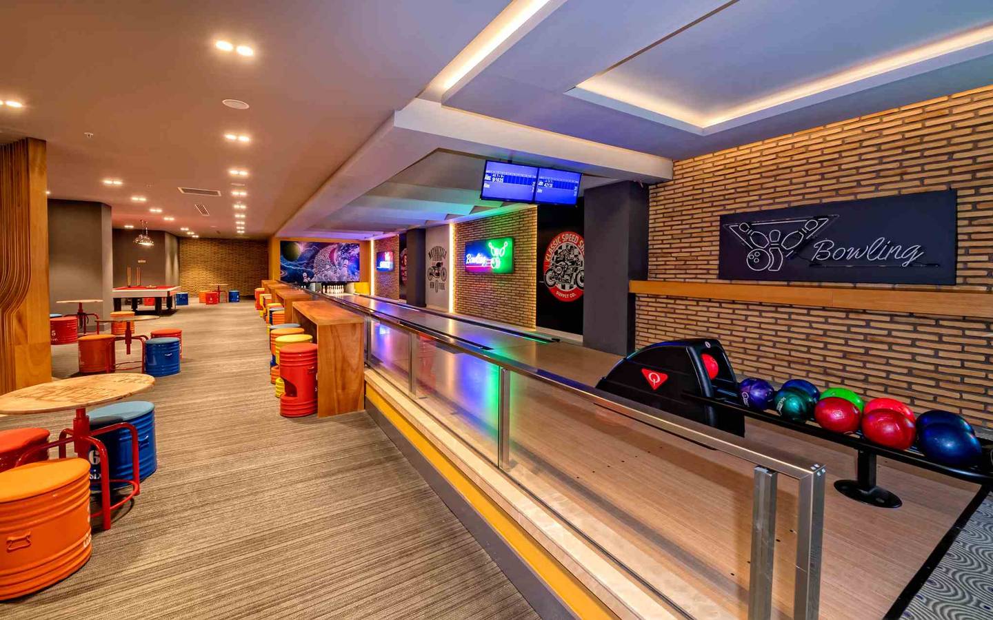 Bowling-Halle im Sidemarin Kirman Premium Hotel mit Bowlingbahnen und bunten Bowlingkugeln.