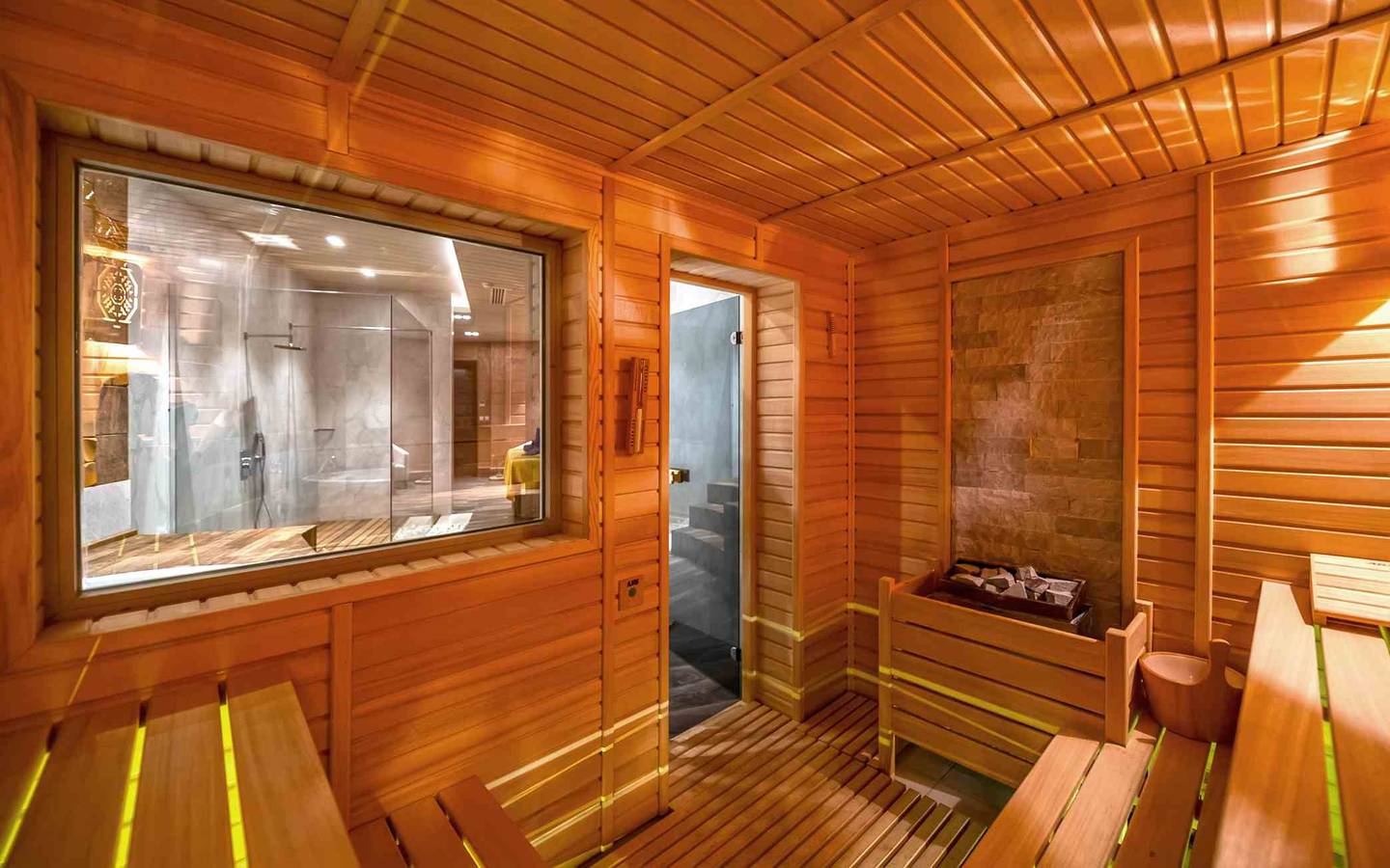 Innenansicht der Sauna im Sidemarin Kirman Premium Hotel mit Holzwänden und einem großen Fenster.