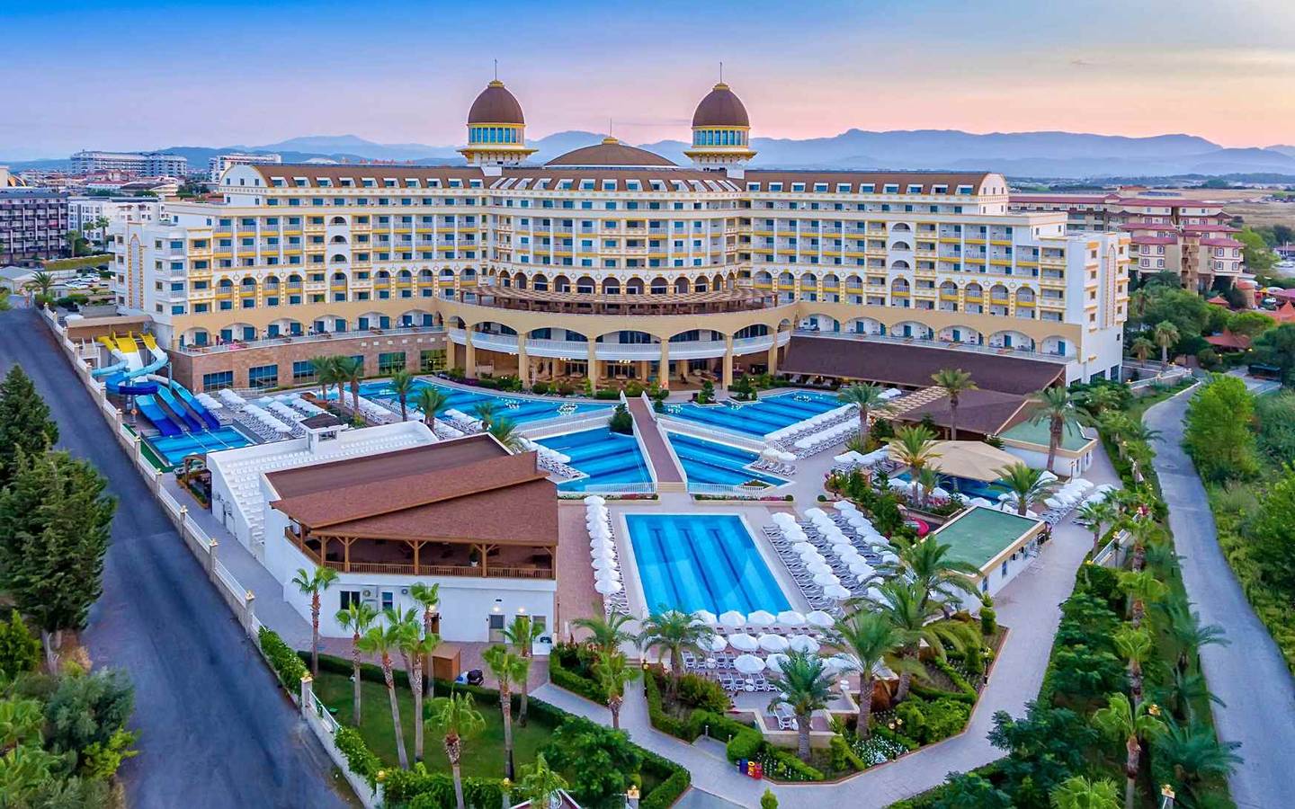 Außenansicht des Sidemarin Kirman Premium Hotels mit Swimmingpools und Gärten.
