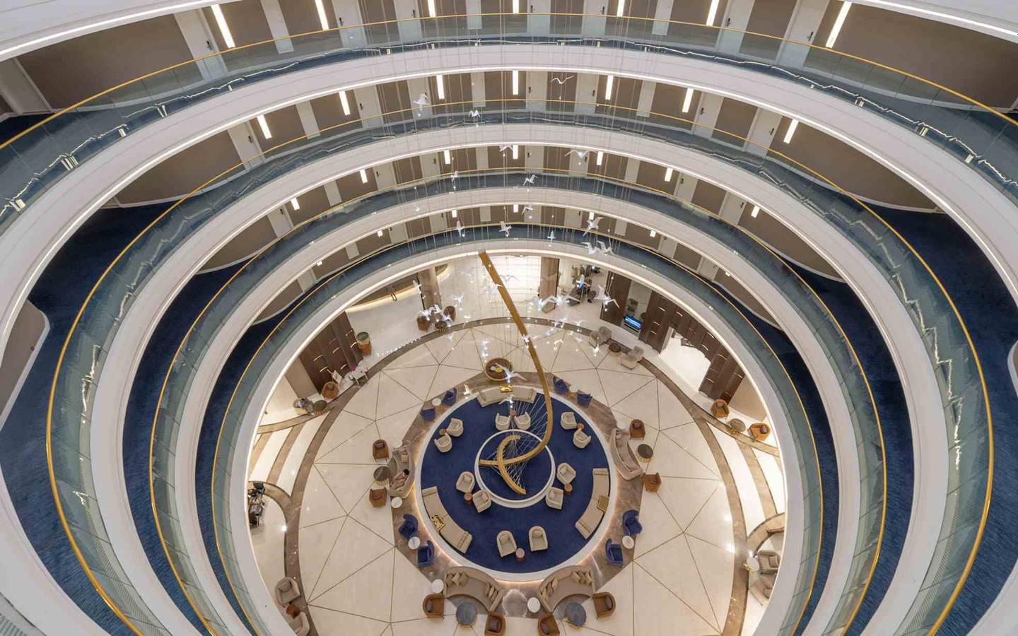 Innenansicht des Sidemarin Kirman Premium Hotels mit runden Sitzbereichen und spiralförmigen Gängen.