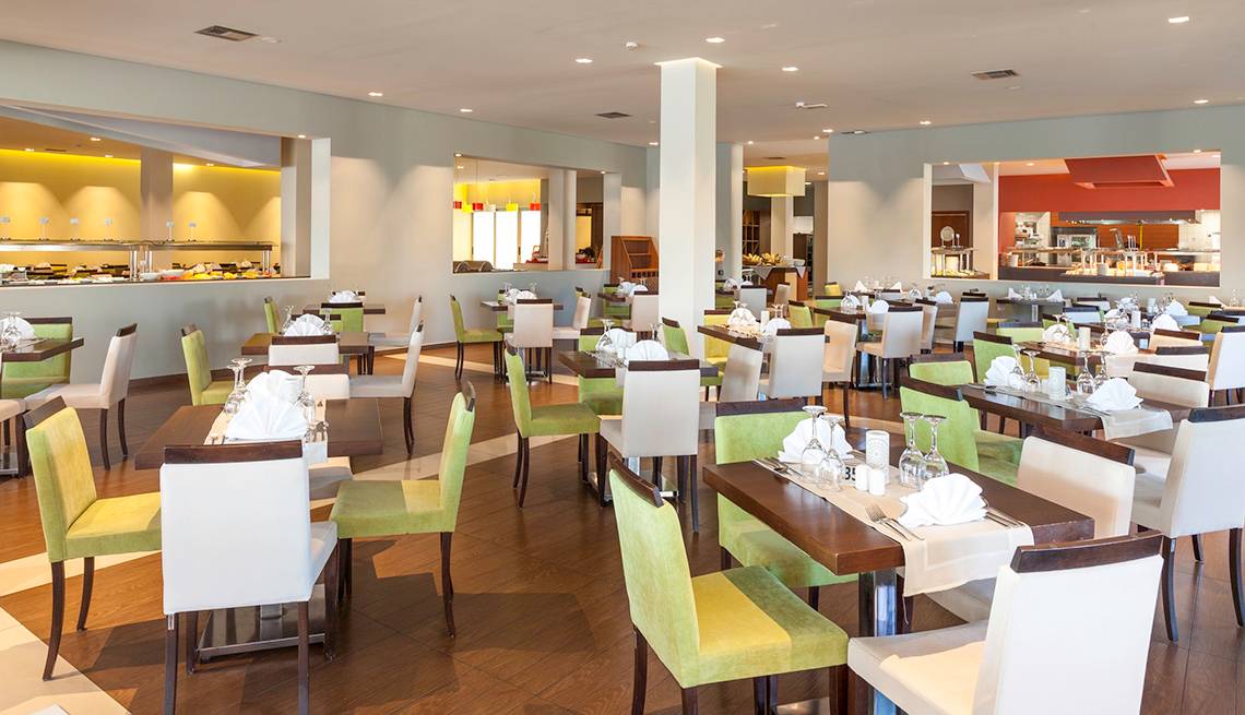 Innenbereich des Restaurants im Blue Lagoon Resort mit gedeckten Tischen und Stühlen.