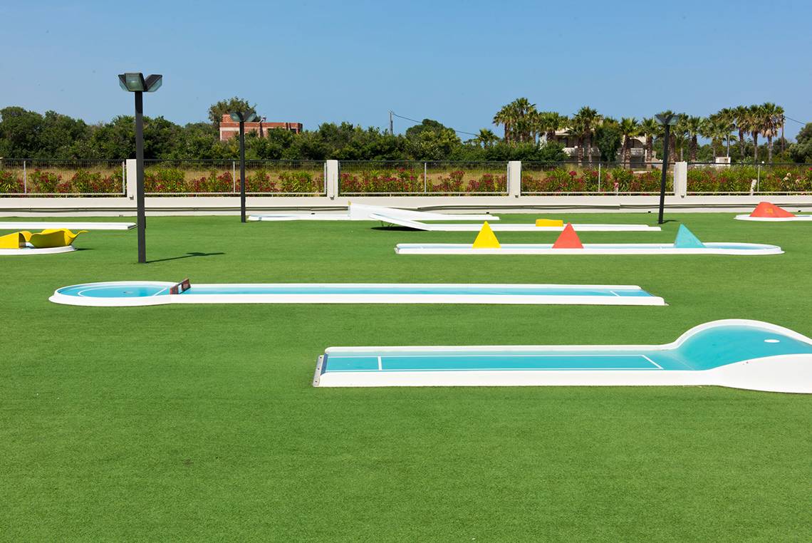 Minigolfplatz im Blue Lagoon Resort mit bunten Zielen und Rasenfläche