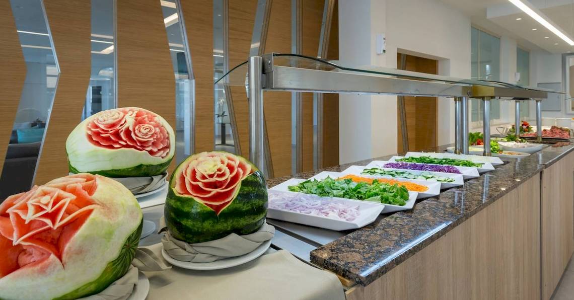 Buffet im Acharavi Beach Hotel mit Wassermelonen Dekoration