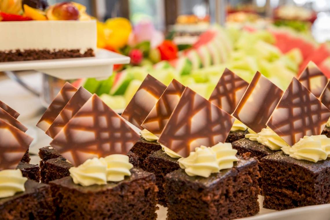 Desserts und Kuchen auf dem Buffet im Acharavi Beach Hotel