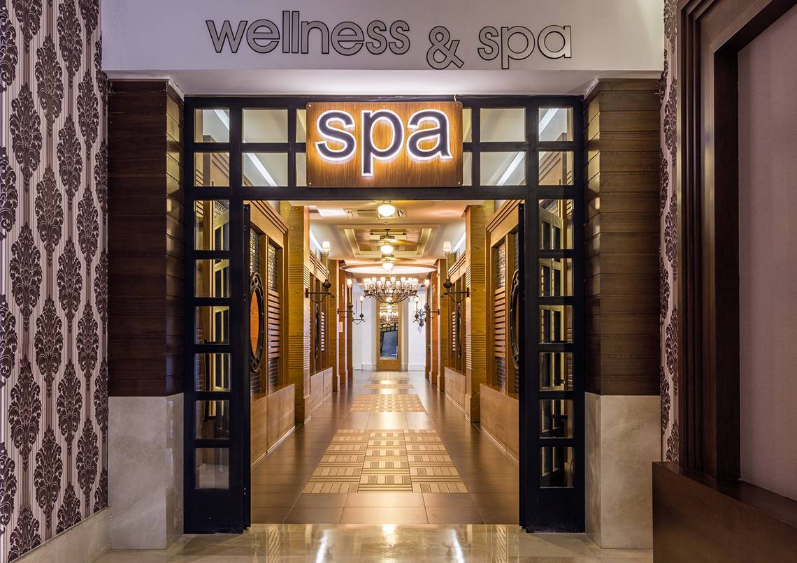 Eingang zum Wellness- und Spa-Bereich der Villa Side Residence mit 'spa' Schild.