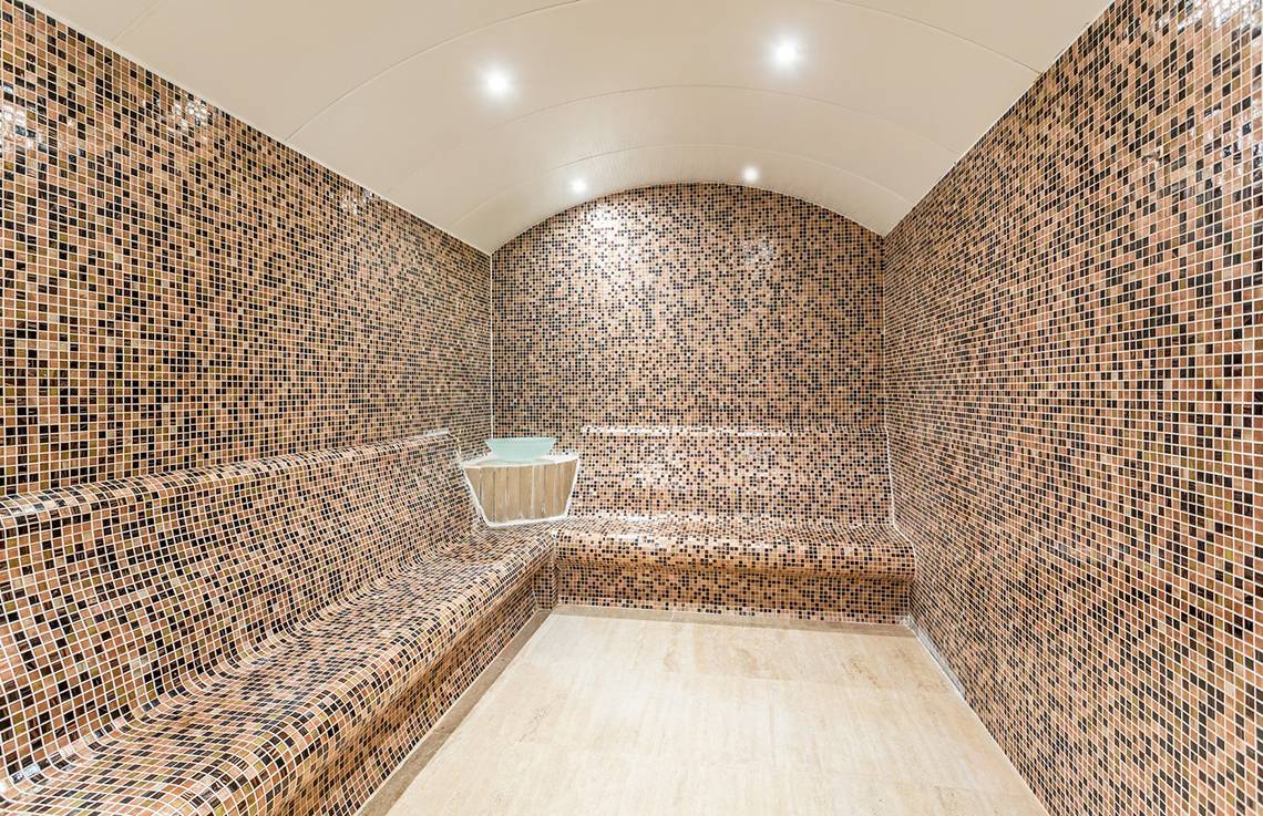 Innenansicht einer gefliesten Sauna in der Villa Side Residence
