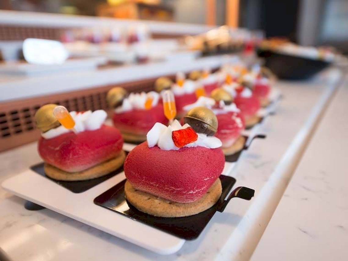 Rote Desserts mit Dekorationen auf einer weißen Platte im Cactus Mare Hotel