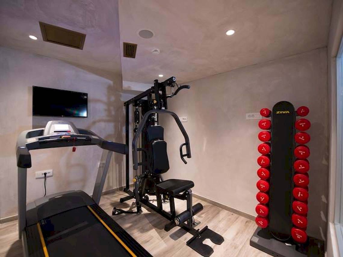 Fitnessraum im Hotel Cactus Mare mit Laufband, Krafttrainingsgeraet und Hanteln.