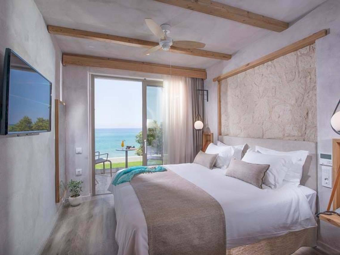 Hotelzimmer im Cactus Mare mit Blick auf das Meer und einem großen Bett.