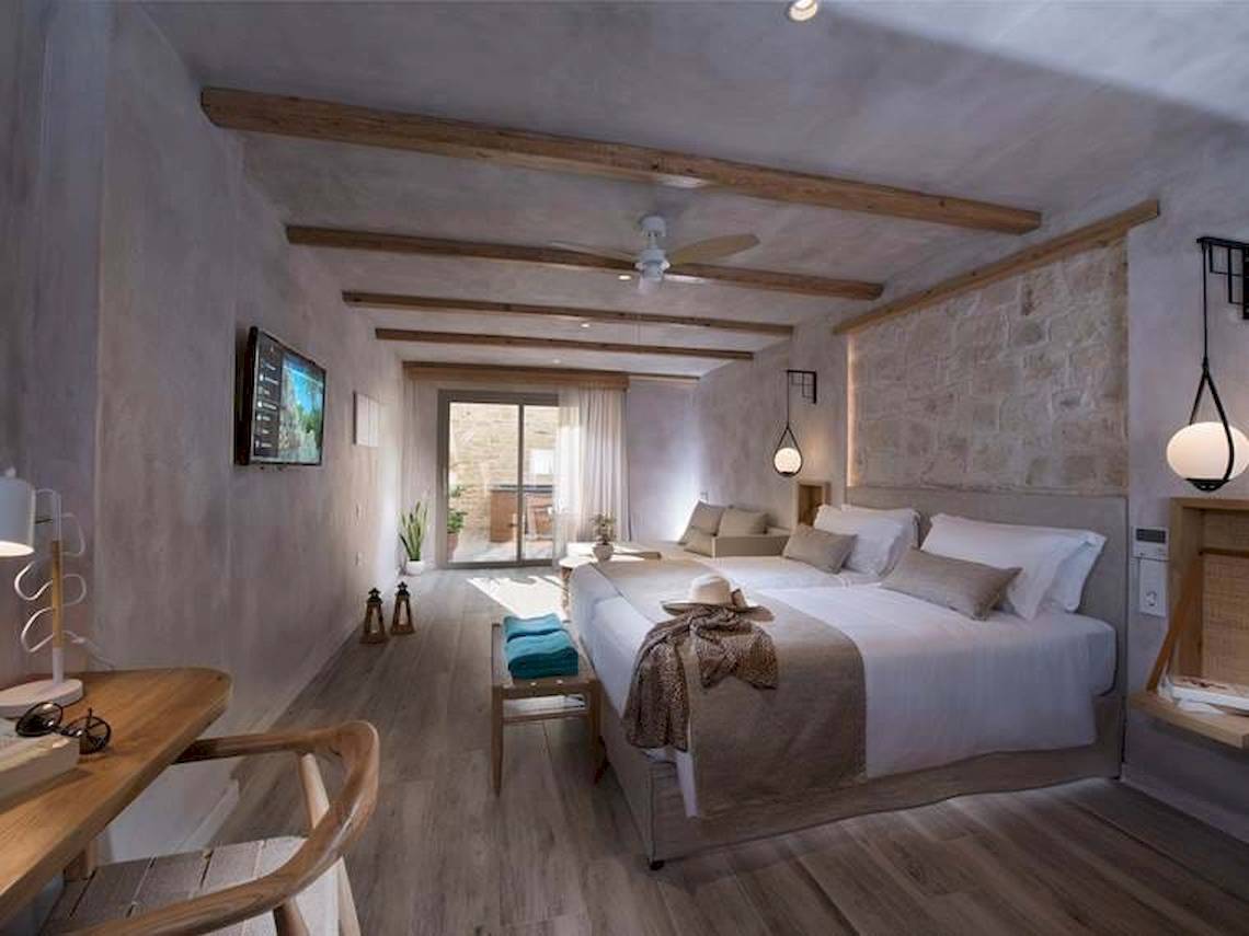 Doppelzimmer im Hotel Cactus Mare mit zwei Betten, Wohnzimmerbereich und Fernseher.