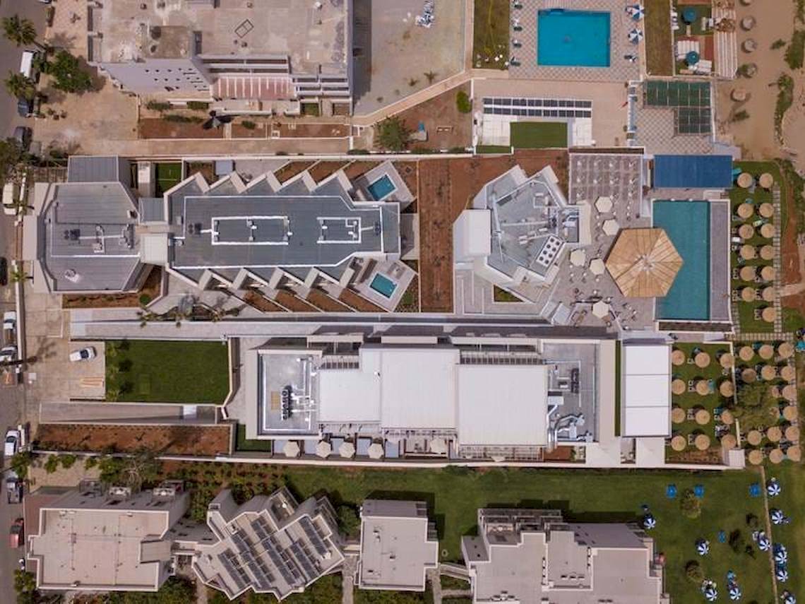 Luftaufnahme des Cactus Mare Hotels zeigt mehrere Gebäude, Swimmingpools und Gärten.