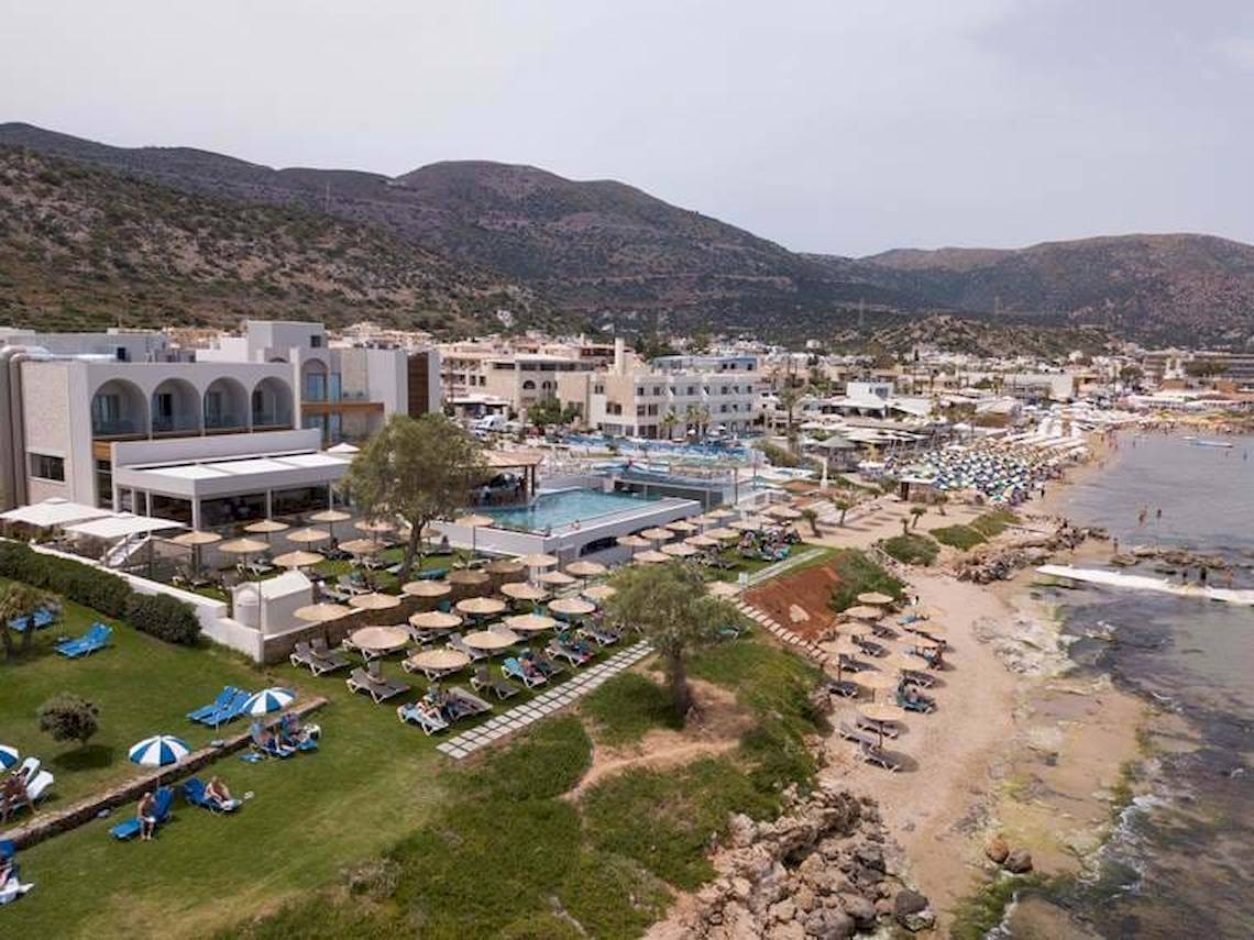Luftaufnahme des Cactus Mare Hotels mit Blick auf den Strand und den Pool