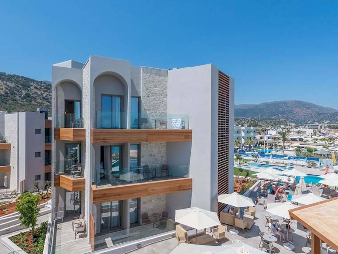 Außenansicht des Cactus Mare Hotels mit Swimmingpool und Sonnenschirmen