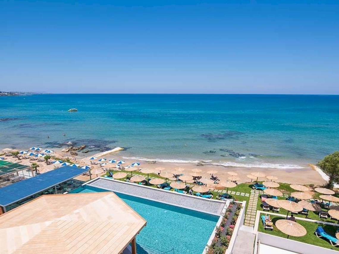 Luftaufnahme des Cactus Mare Hotels mit Pool, Strand und Sonnenschirmen