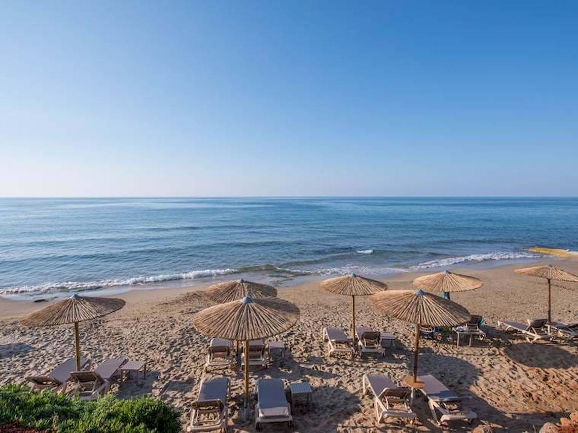 Strand mit Liegen und Sonnenhuten im Cactus Mare Hotel