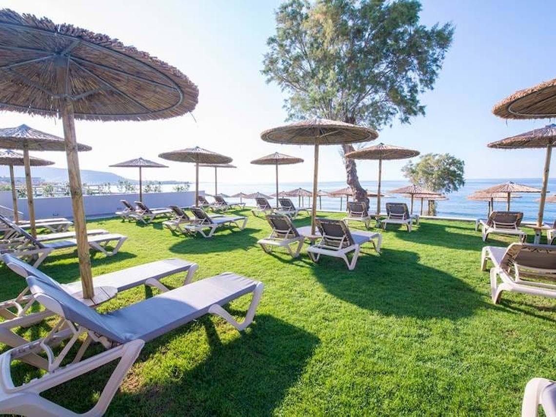 Strandliegen und Sonnenschirme vor dem Cactus Mare Hotel am Meer