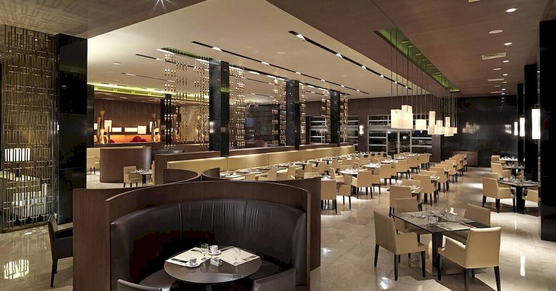 Innenbereich eines Restaurants im Paradisus Playa del Carmen mit modernen Möbeln und warmem Licht.