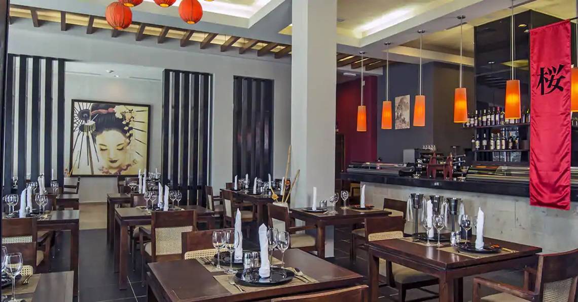 Innenansicht des Restaurants im Melia Marina Varadero Hotel mit Tisch, Stühlen und Einrichtung.