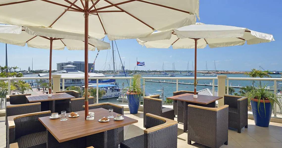 Terrasse des Melia Marina Varadero Hotels mit Blick auf den Hafen und das Meer.