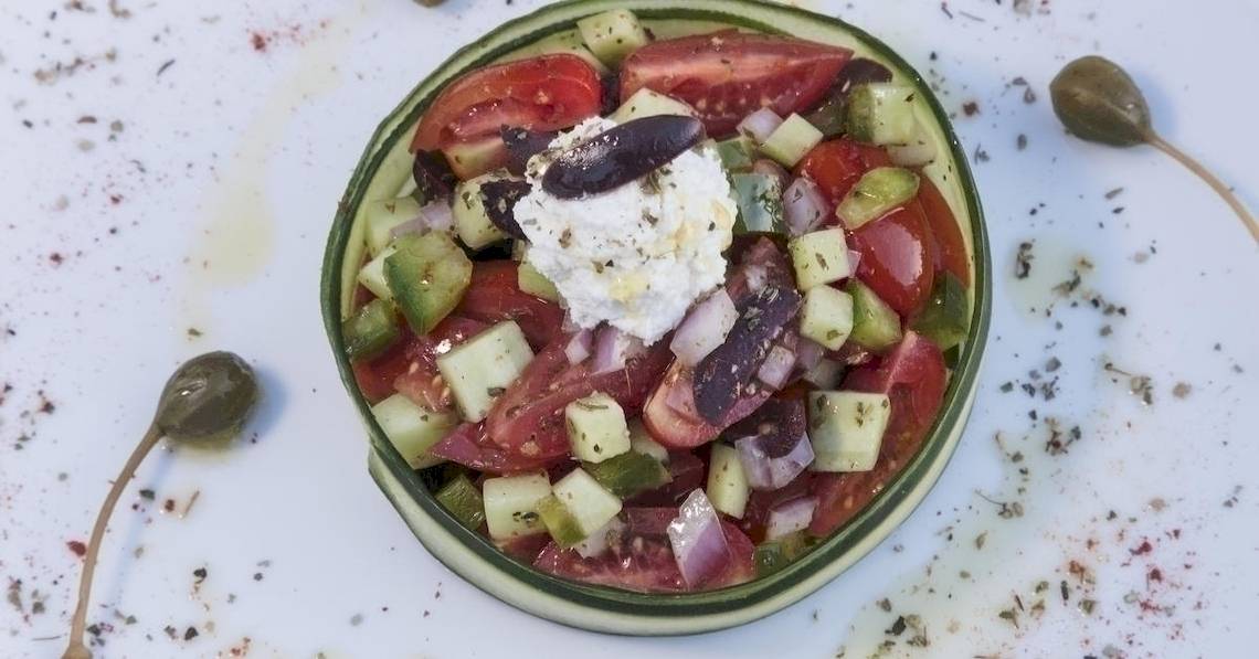 Salat mit Tomaten, Gurken und Feta in einer Melonenschale im Melia Athens Hotel
