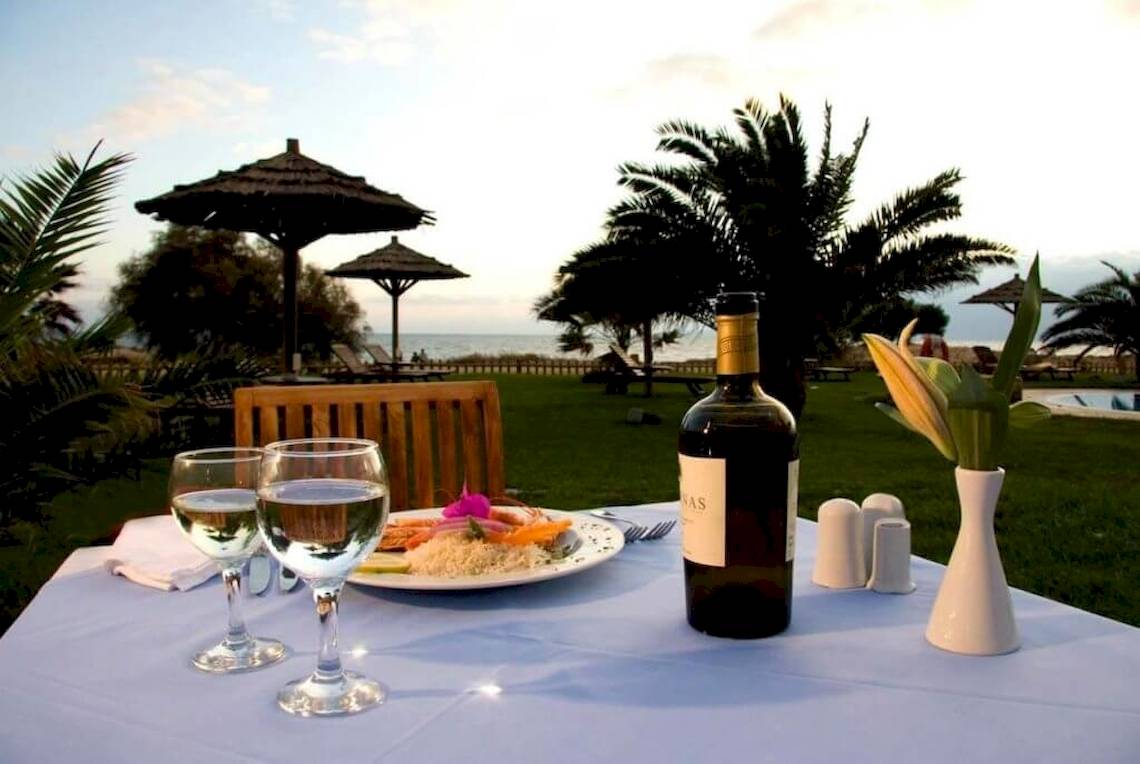 Essen im Garten des Plaza Beach Hotels mit Blick auf das Meer.