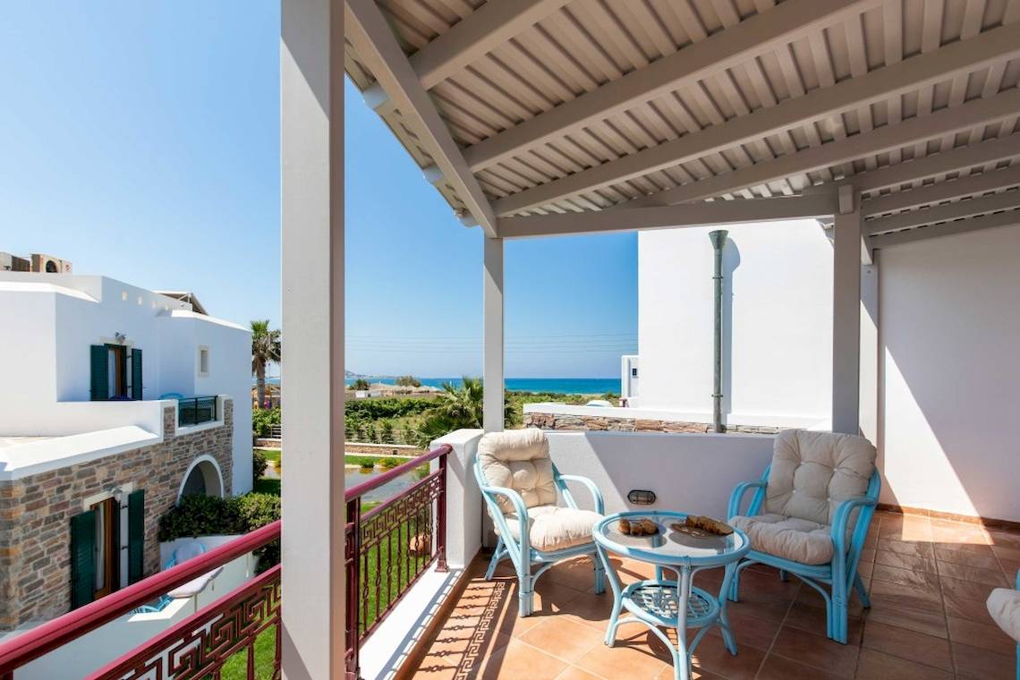 Balkon des Plaza Beach Hotels mit Blick auf das Meer und eine grüne Landschaft
