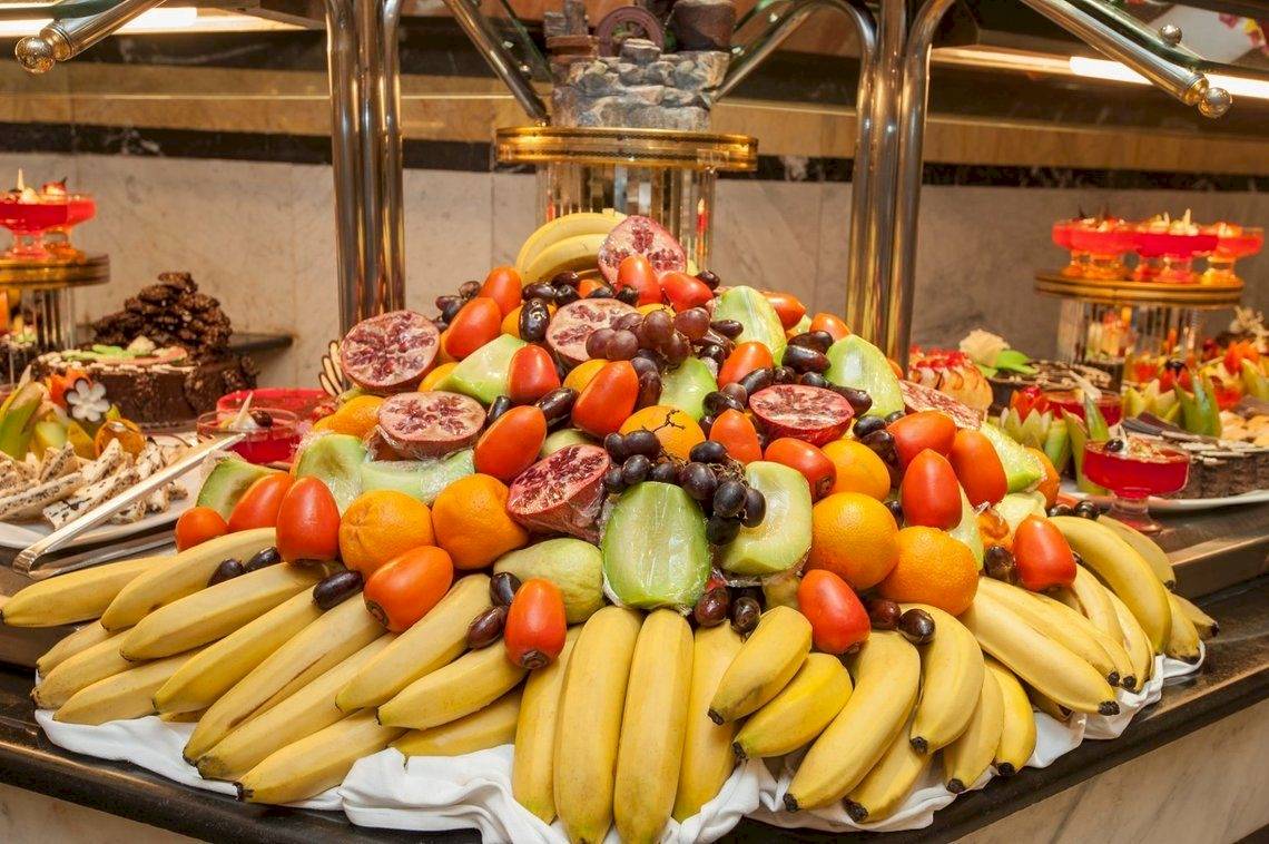 Eine große Auswahl an frischen Früchten auf einem Tisch im Sea Star Beau Rivage Hotel.