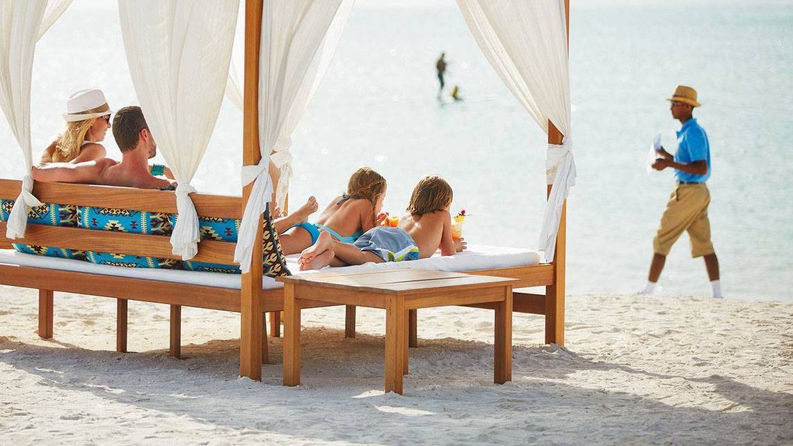 Familie genießt unter einem Baldachin am Strand des W Abu Dhabi - Yas Island