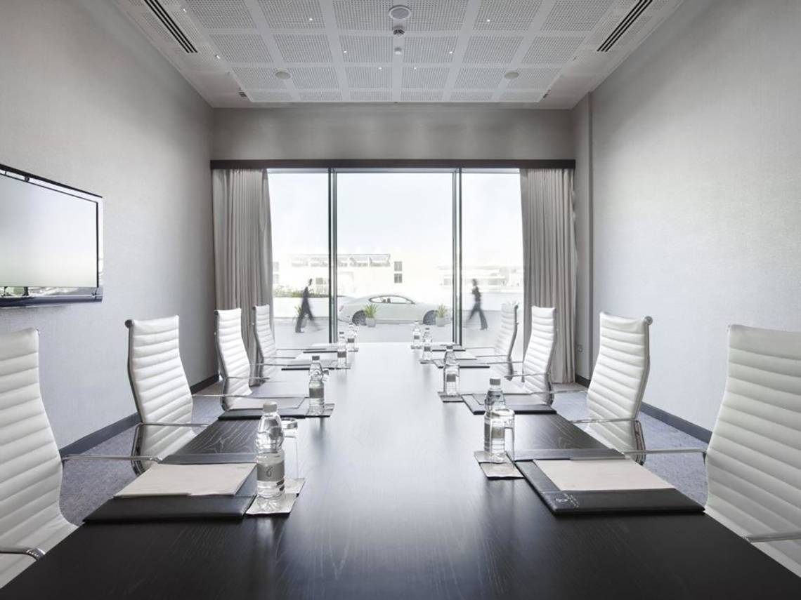 Konferenzraum im W Abu Dhabi - Yas Island mit Blick auf eine Straße und Gebäude.