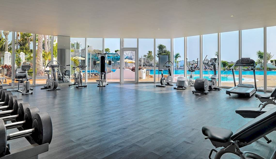 Fitnesscenter im H10 Timanfaya Palace Hotel mit Blick auf den Swimmingpool