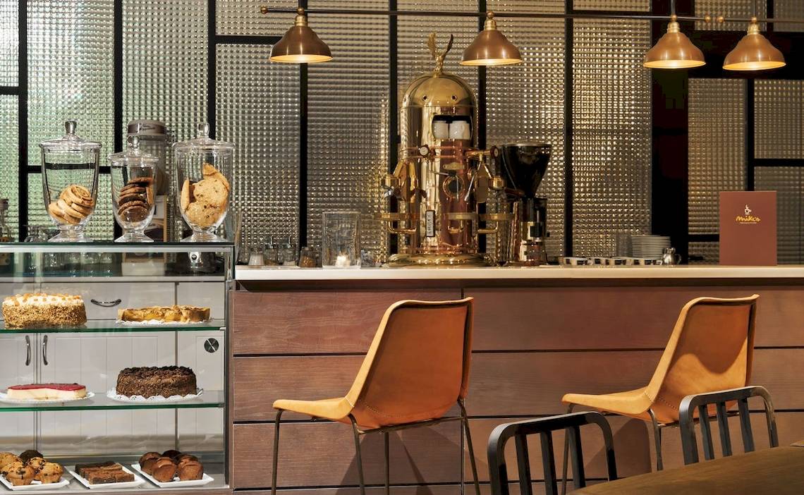 Innencafe des H10 Timanfaya Palace Hotels mit Kuchen, Cookies und Kaffeemaschine.