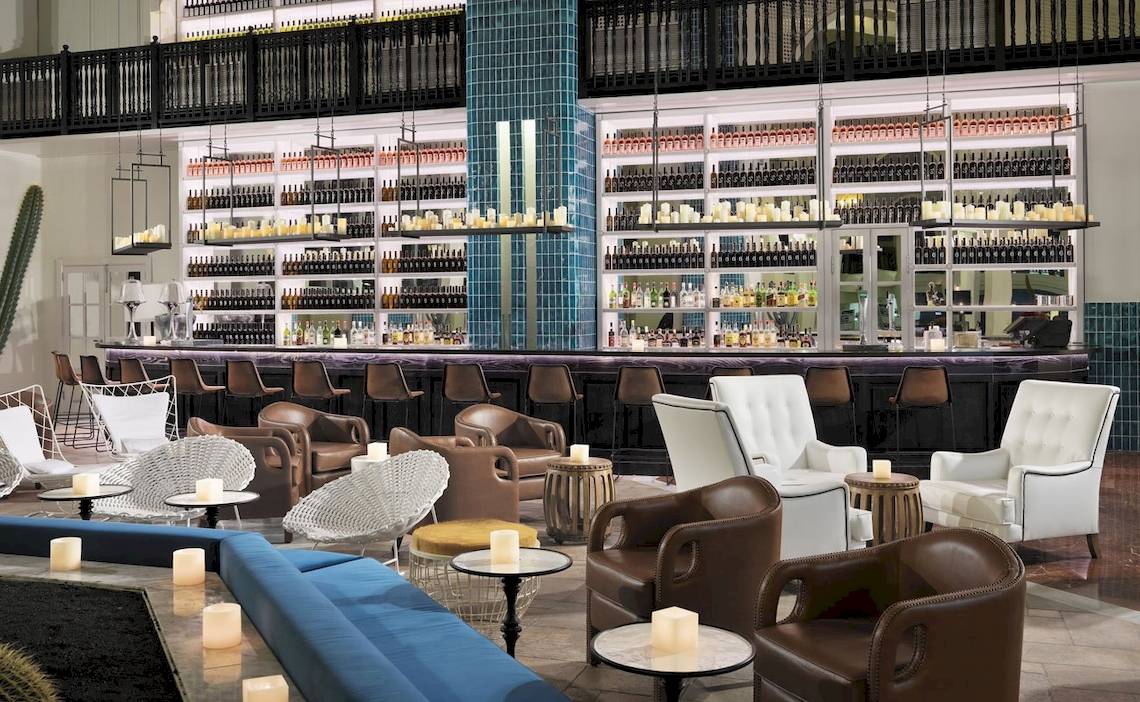 Die Bar im H10 Timanfaya Palace mit vielen Flaschen und gemütlichen Sitzgelegenheiten.