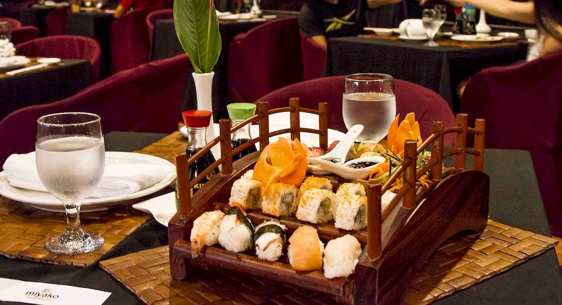 Sushiplatter im Restaurant Barcelo Tambor mit Wasserglas und Dekoration