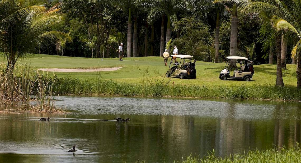 Golfplatz im Barcelo Tambor Hotel mit Enten und Golfern.