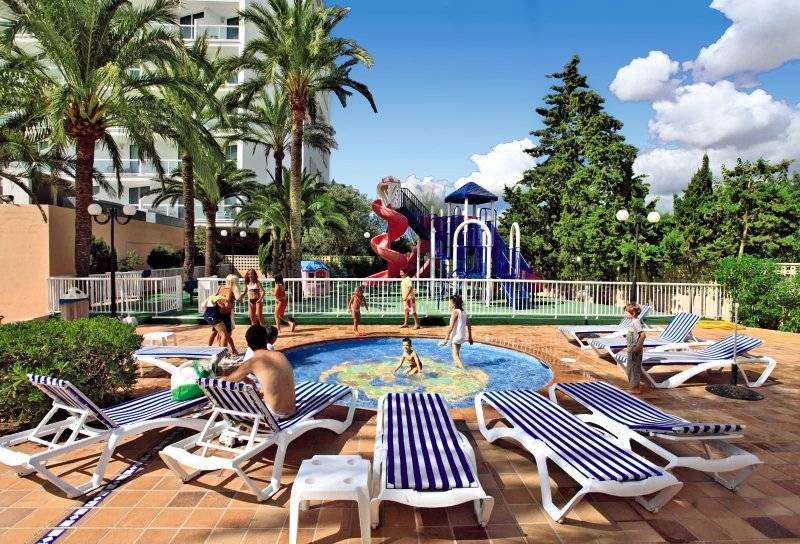 Hotelpoolbereich des Ibiza Twins Hotels mit Loungestühlen, einem kleinen Schwimmbecken und einer Wasserrutsche
