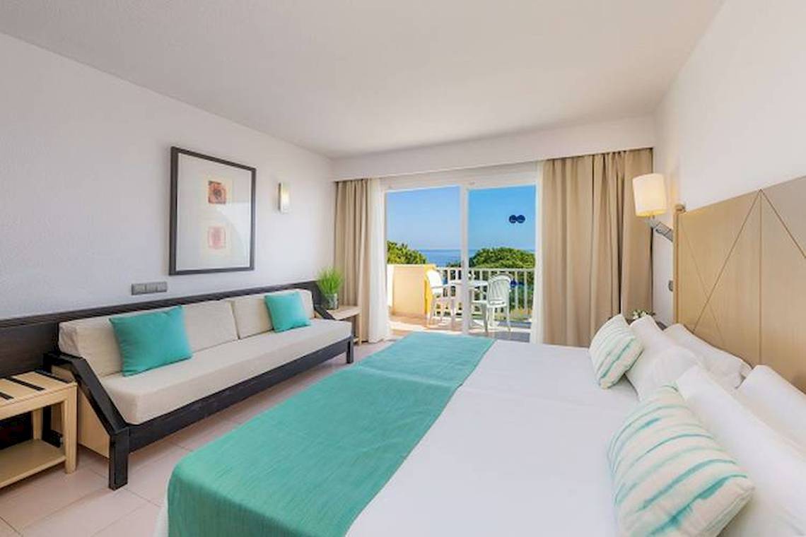 Zimmer im Blau Punta Reina Hotel mit Balkon und Meerblick.