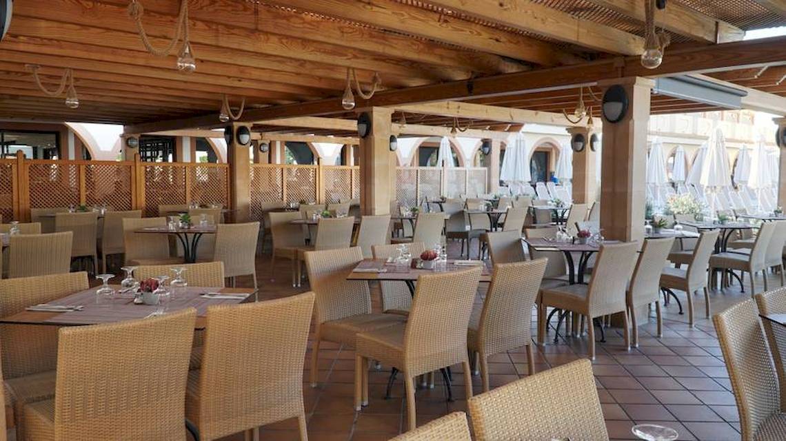 Innenbereich des Blau Punta Reina Hotels mit Holzdecken und geometrischen Mustern.