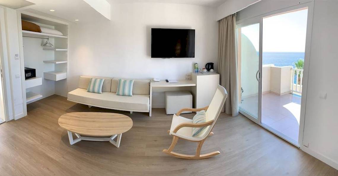 Hotelzimmer im Blau Punta Reina mit Blick auf das Meer und modernen Möbeln.