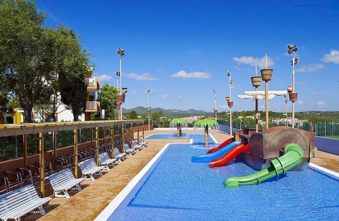 Wasserpark des Blau Punta Reina Hotels mit Rutschen und Liegestühlen an einem sonnigen Tag