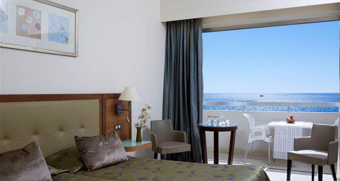 Zimmer im Atlantica Miramare Beach Hotel mit Blick auf das Meer von der Terrasse