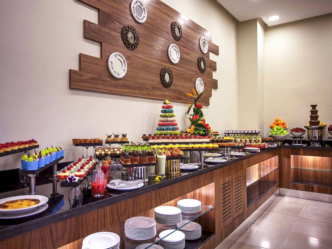 Buffettisch im Bianca Beach Resort mit verschiedenen Desserts und Früchten.