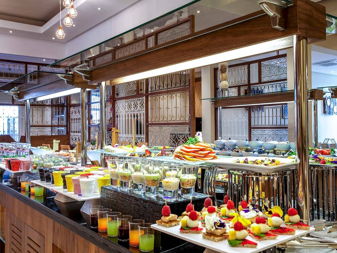 Buffettisch im Bianca Beach Resort mit verschiedenen Gerichten und Getränken.