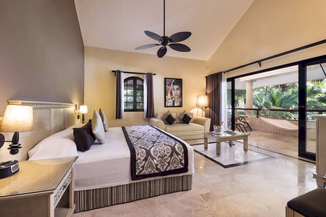 Suite im Grand Palladium Kantenah Resort & Spa mit Bett, Sofa und Terrassenzugang