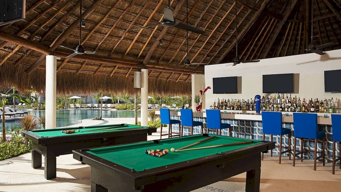 Billardtische im Hotel Secrets Akumal Riviera Maya mit Pool im Hintergrund