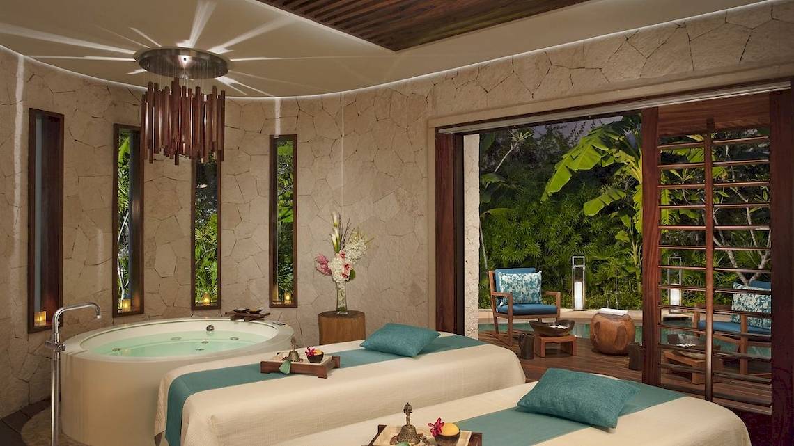 Spa-Suite-Zimmer mit Außenpool-Ansicht im Secrets Akumal Riviera Maya Hotel.