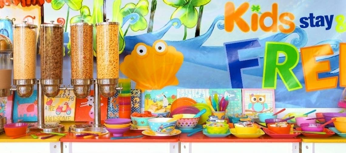 Buffet für Kinder mit bunten Tellern und Schalen im Holiday Inn Mai Khao Resort.