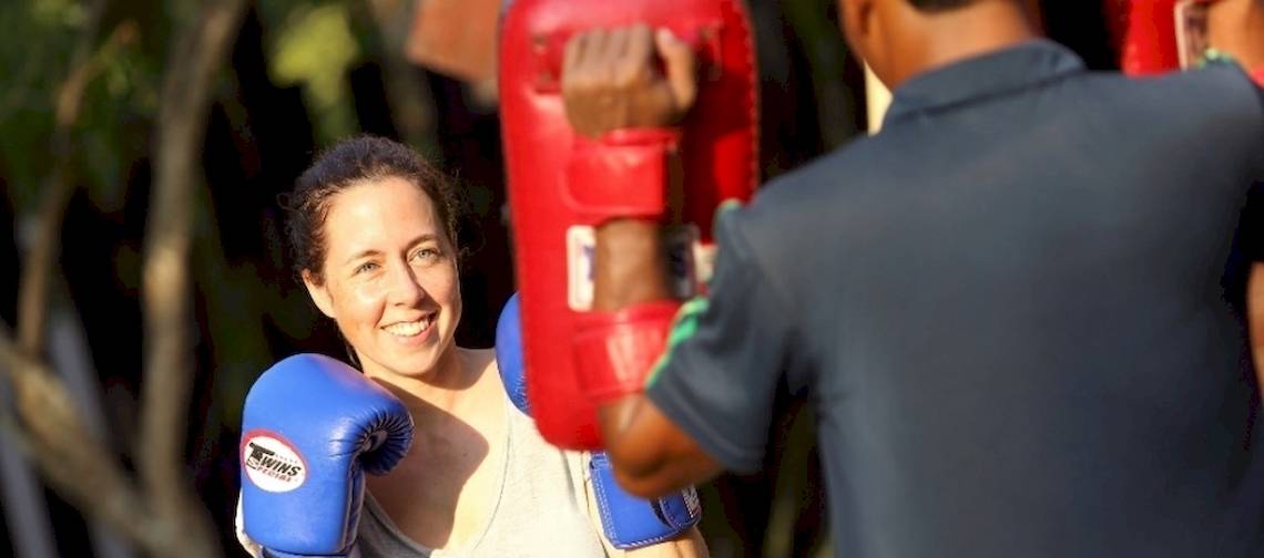 Frau beim Boxtraining im Holiday Inn Mai Khao Resort