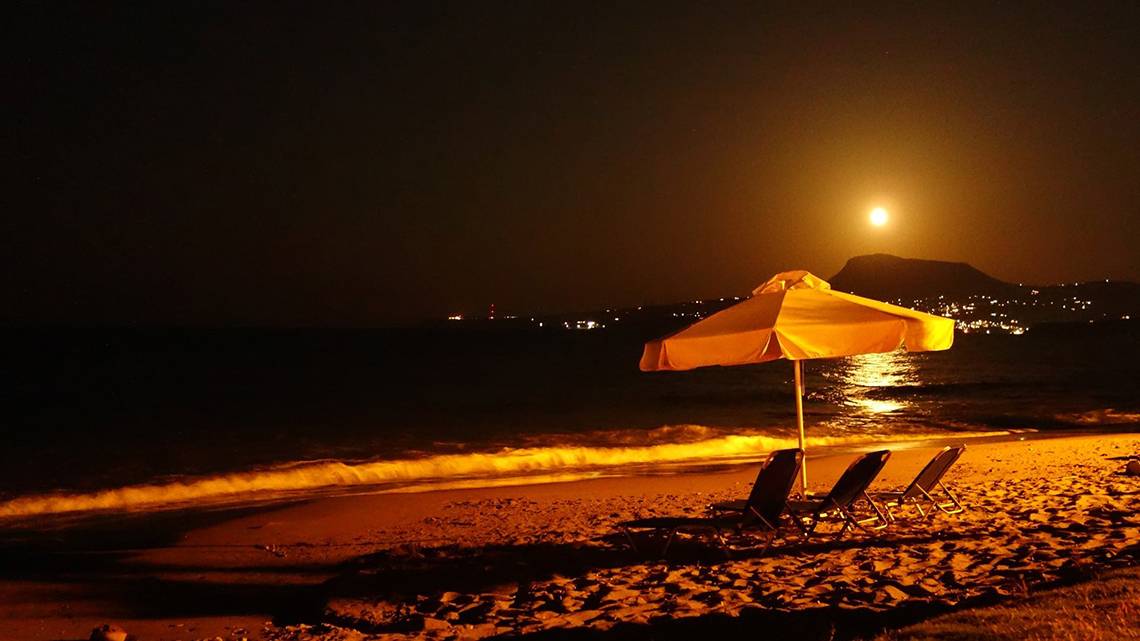 Kiani Beach Resort in Kreta, Strand in der Nacht